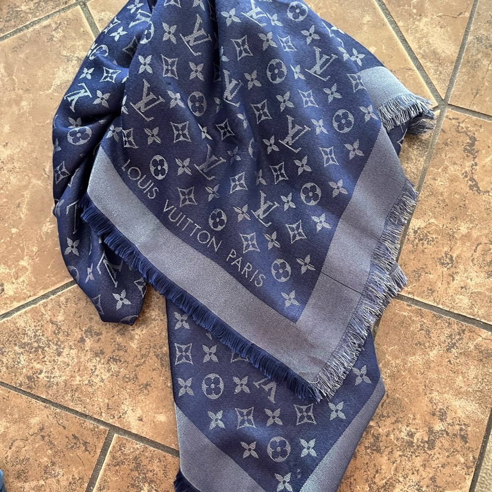 Louis Vuitton Monogram Shine Shawl